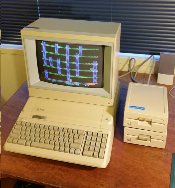 Apple IIe platinum with colour monitor